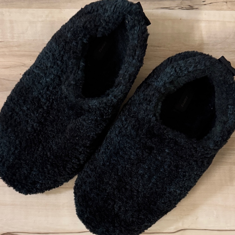 Cozy SKIMS Fuzzy Slippers